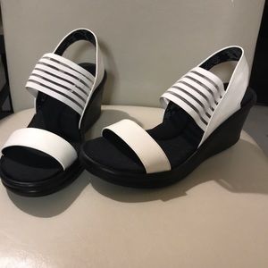 White Skechers *BRAND NEW*